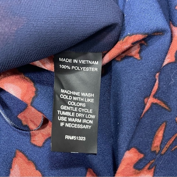 Vince Camuto Navy blue Floral faux wrap V-neck blouse women’s size M - Picture 10 of 13